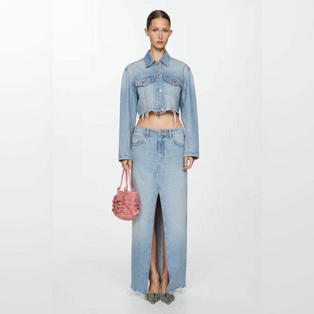 Zara Women's Light Wash Blue Denim Slit in Middle Raw Hem Jeans Women’s Large